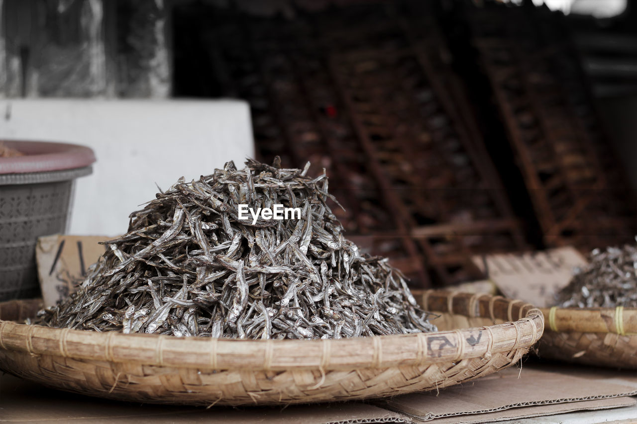 CLOSE-UP OF BREAD IN BASKET