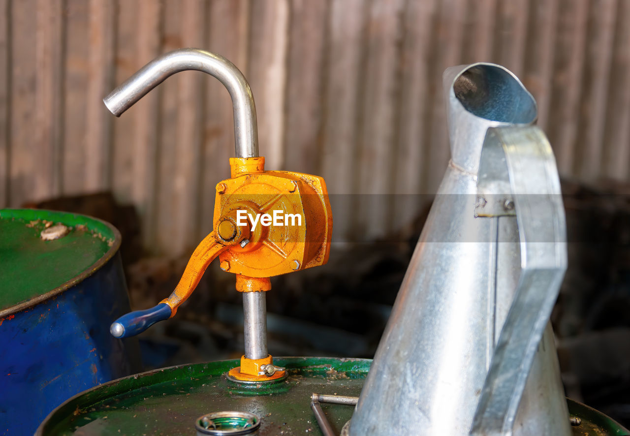 CLOSE-UP OF WATER FAUCET IN BATHROOM