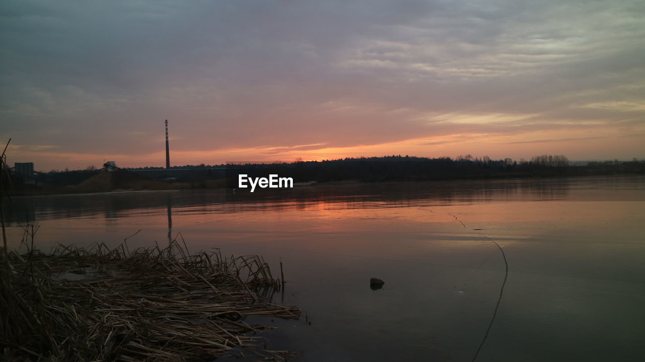 SCENIC VIEW OF LAKE AT SUNSET