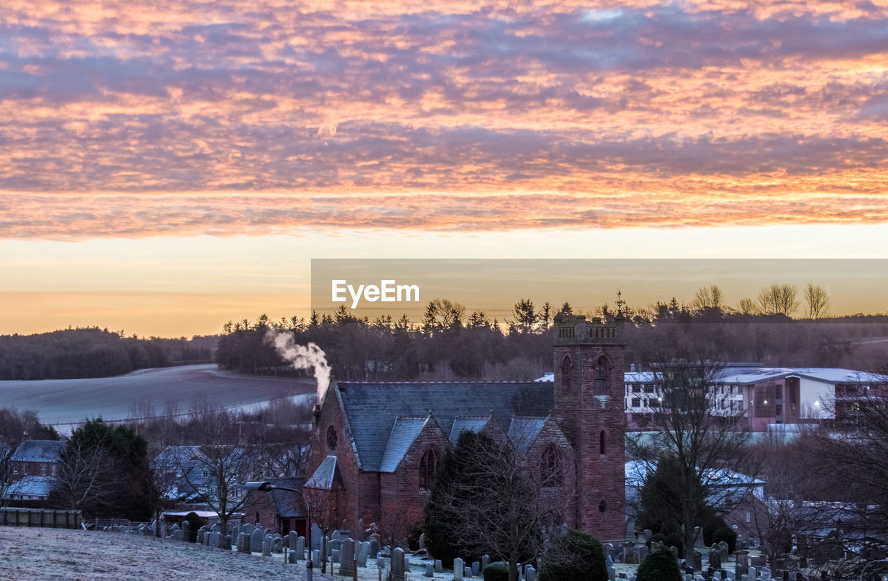 SCENIC VIEW OF SNOW COVERED LANDSCAPE AGAINST SKY