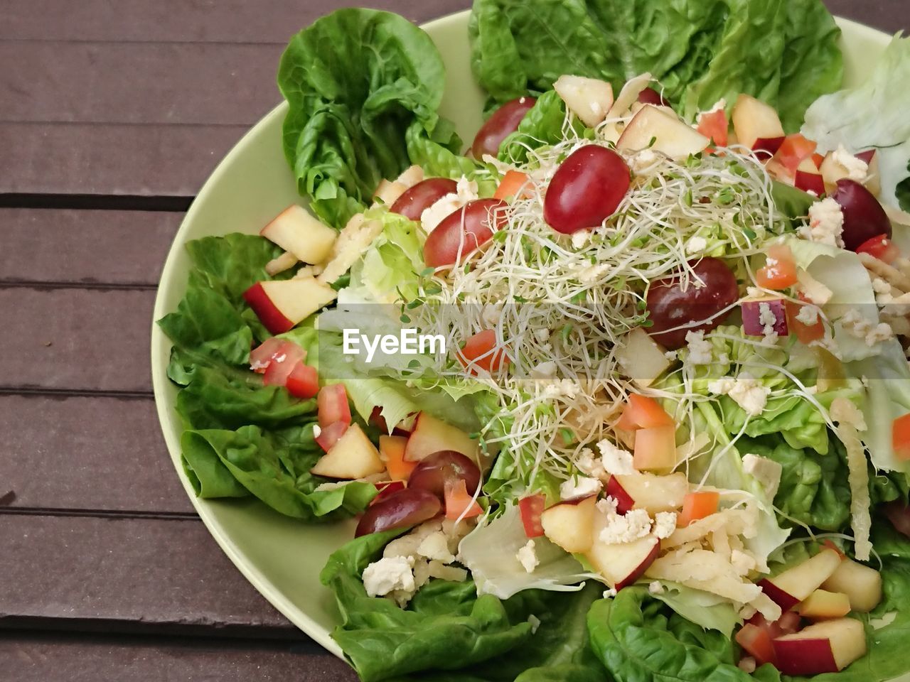 CLOSE-UP OF CHOPPED FRUIT SALAD