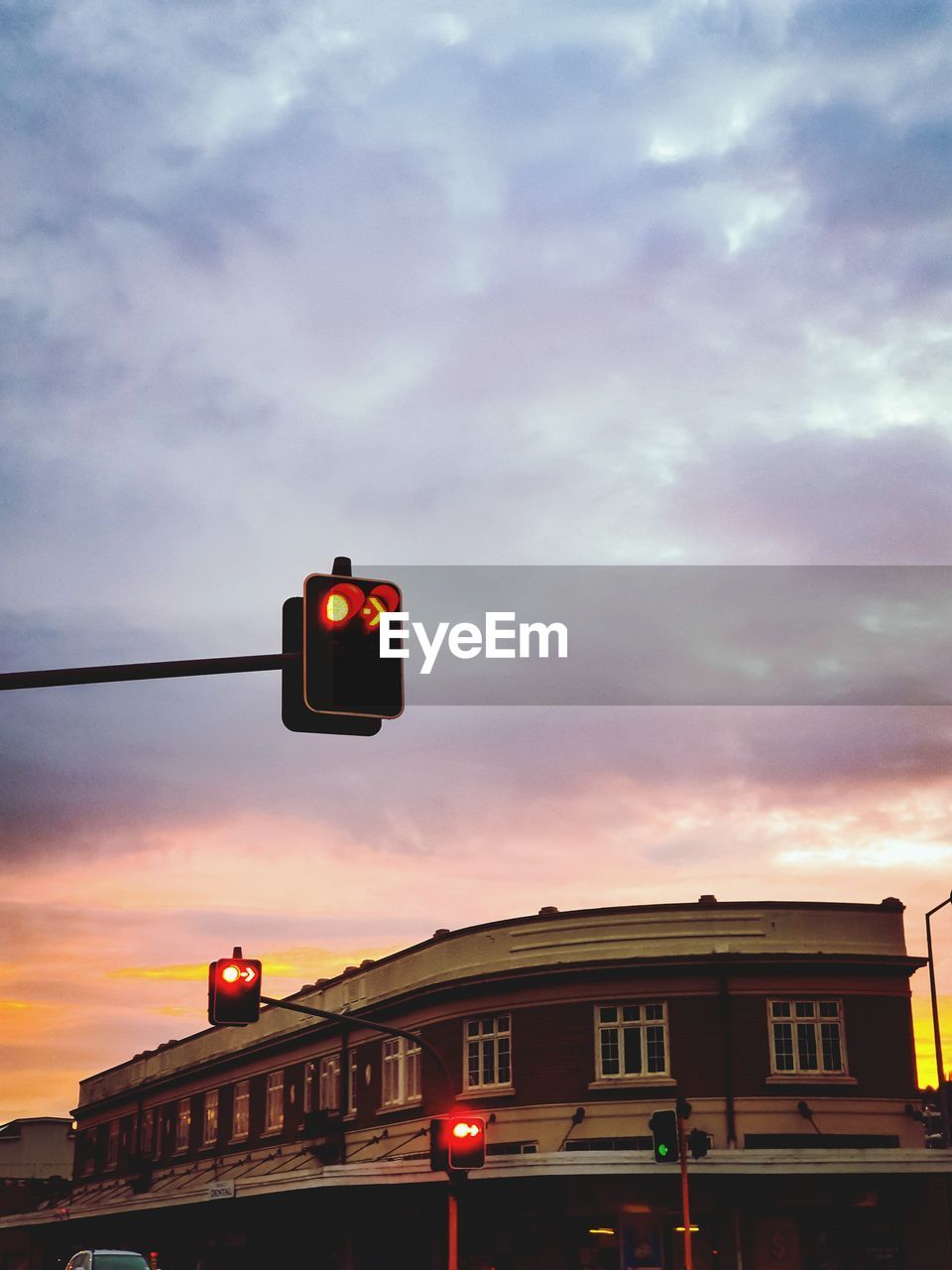 LOW ANGLE VIEW OF TRAFFIC SIGNAL AGAINST SKY