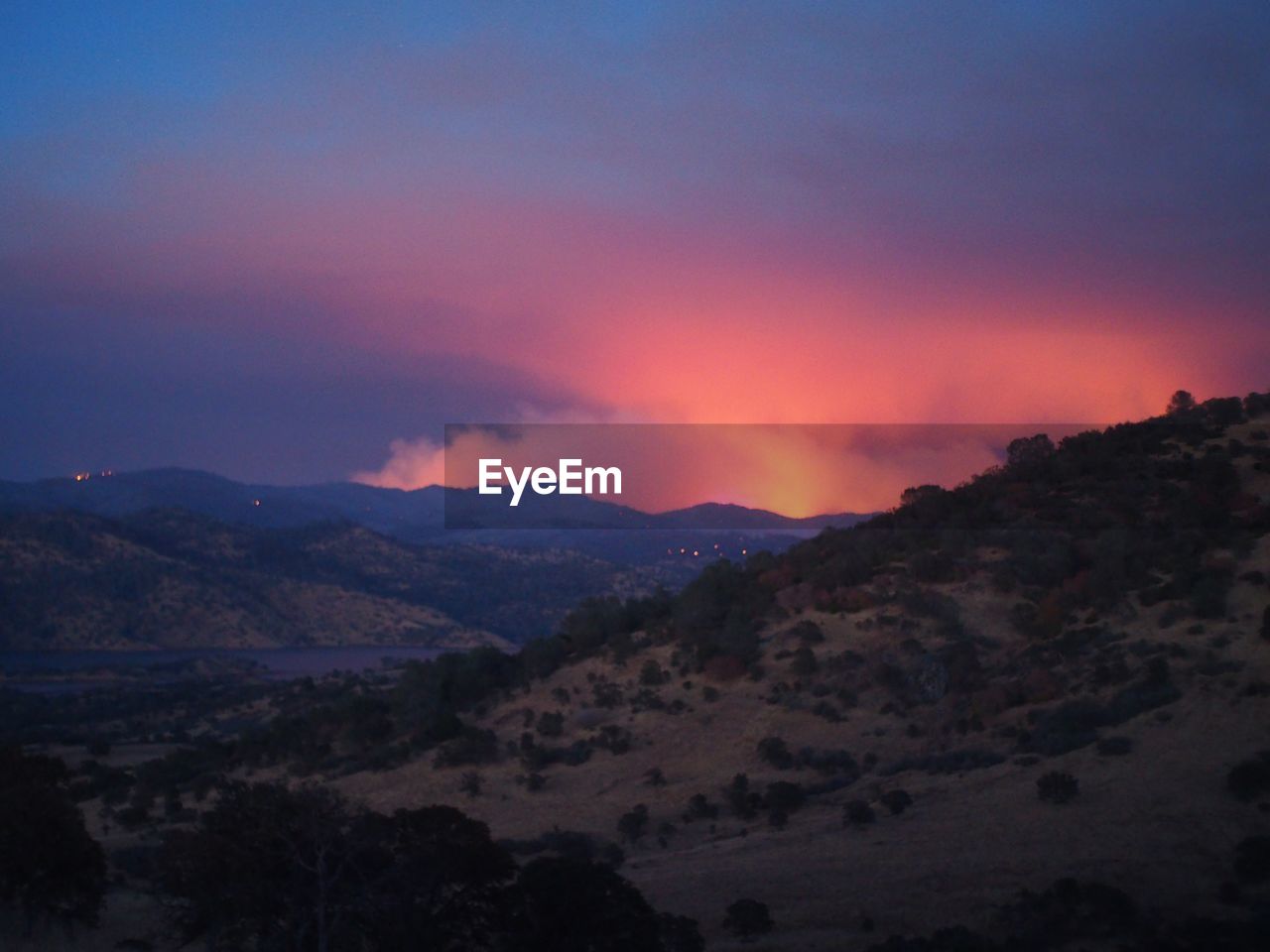 SCENIC VIEW OF SILHOUETTE MOUNTAINS AGAINST SKY