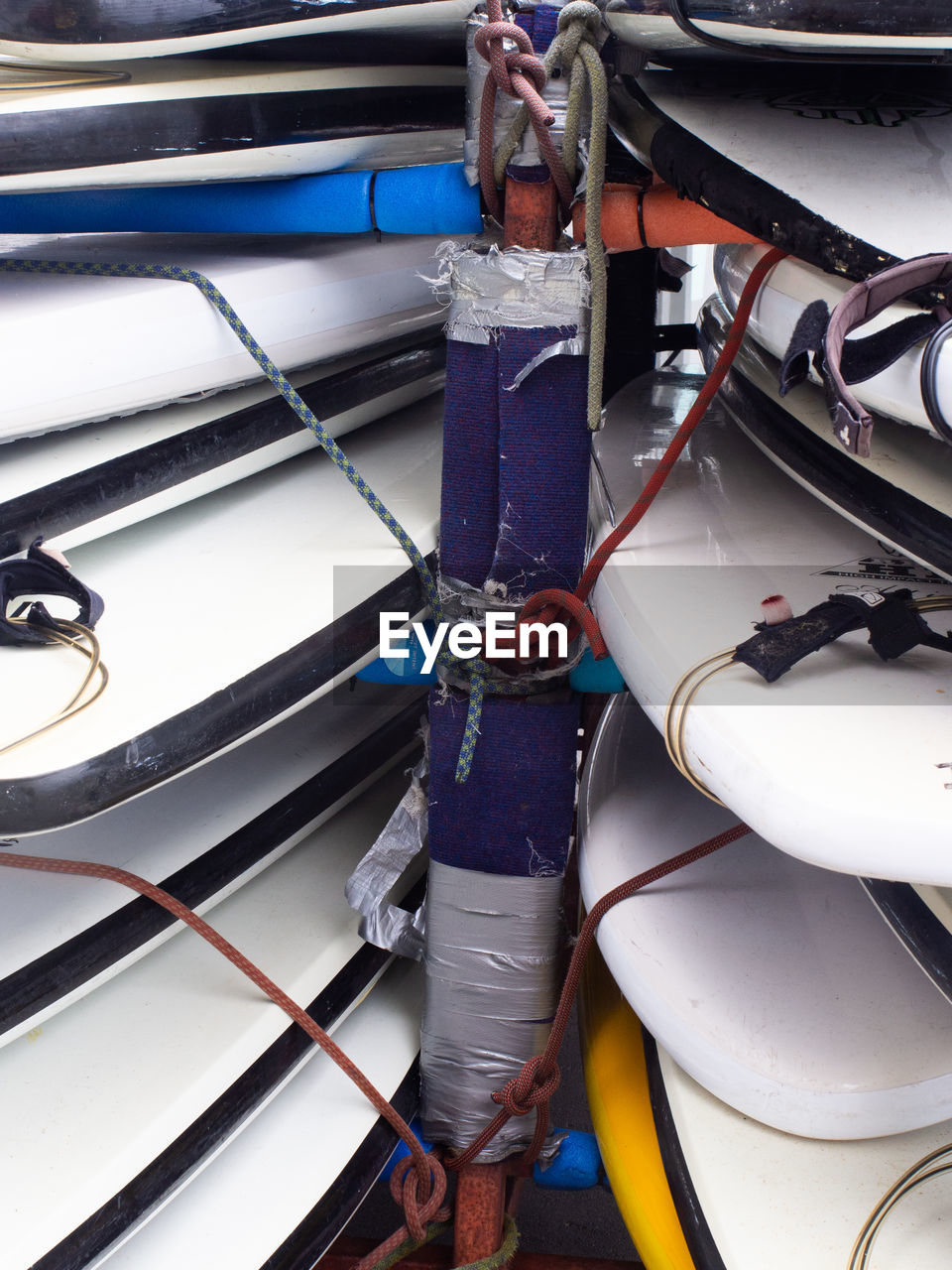 HIGH ANGLE VIEW OF SAILBOAT MOORED AT SEA