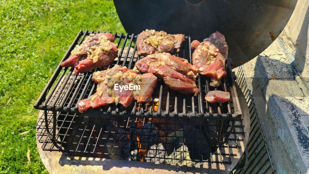 HIGH ANGLE VIEW OF FOOD ON GRILL