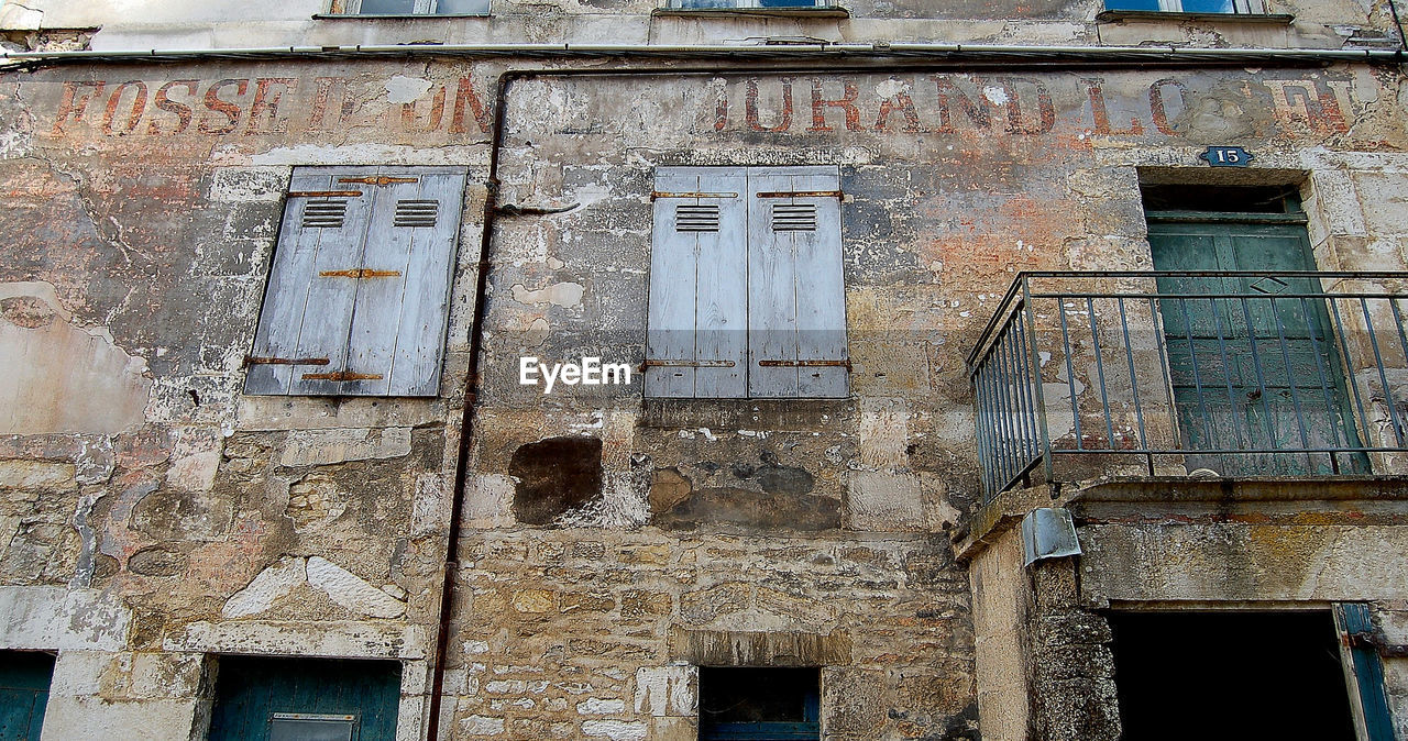 LOW ANGLE VIEW OF OLD BUILDING