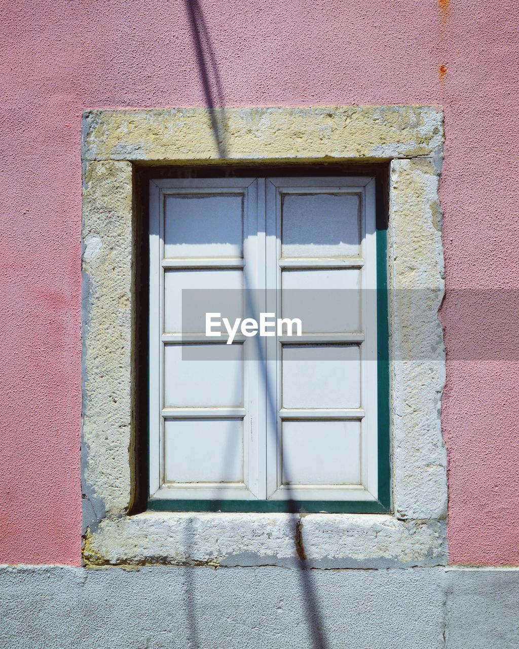 CLOSED WINDOW OF BUILDING