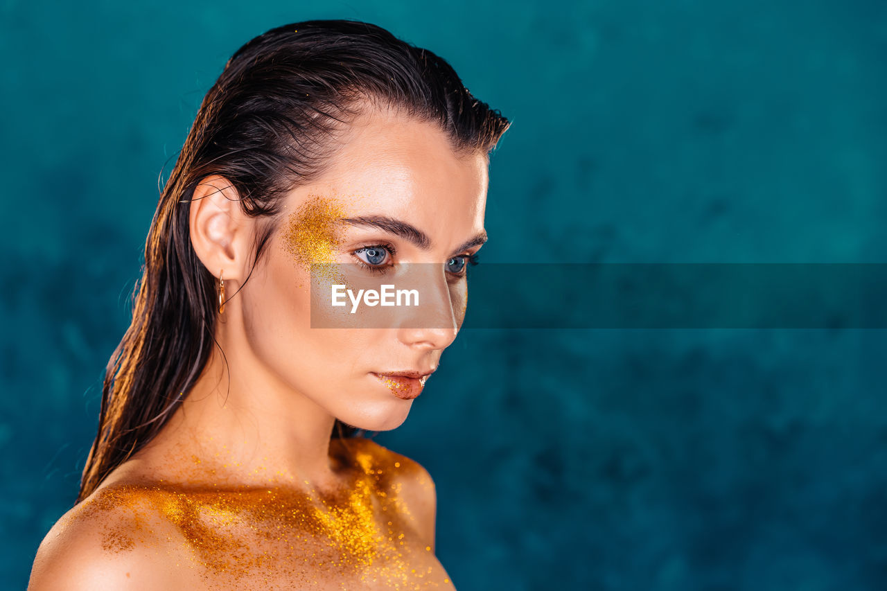 CLOSE-UP PORTRAIT OF A YOUNG WOMAN WITH SWIMMING POOL