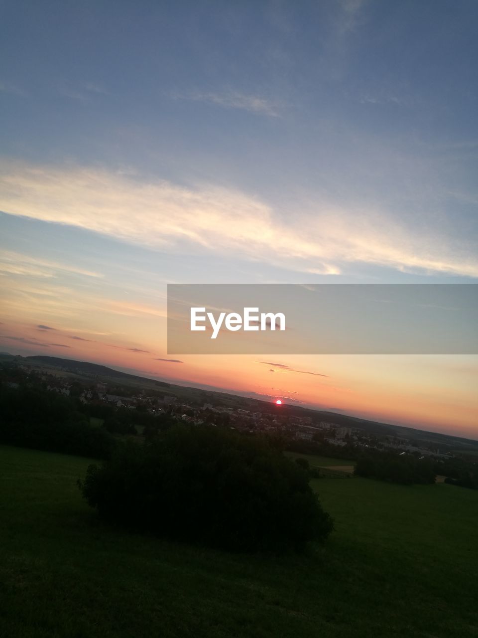 SCENIC VIEW OF FIELD AGAINST SKY AT SUNSET