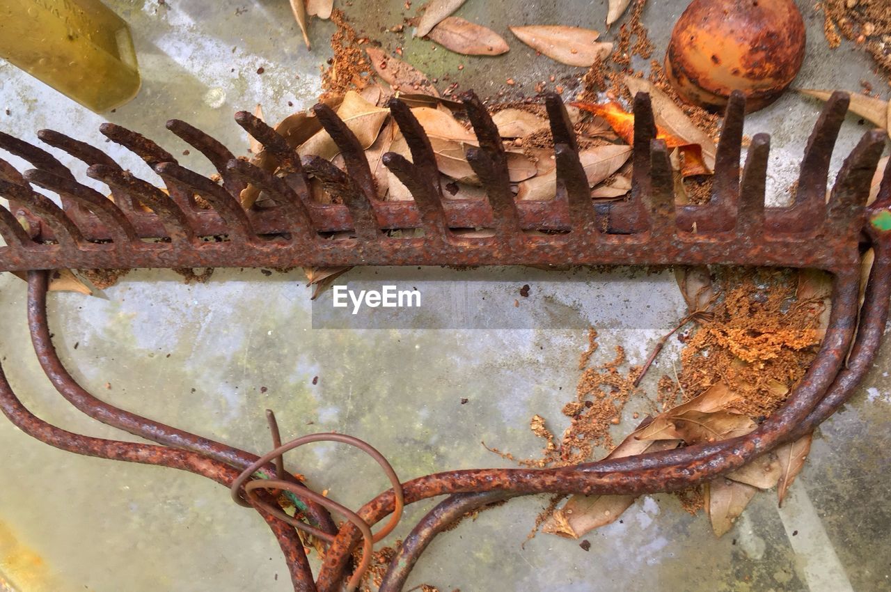 CLOSE-UP OF RUSTY METAL DOOR