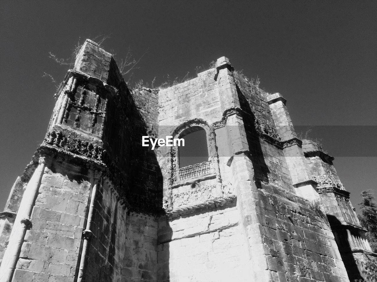 LOW ANGLE VIEW OF OLD RUIN BUILDING AGAINST SKY