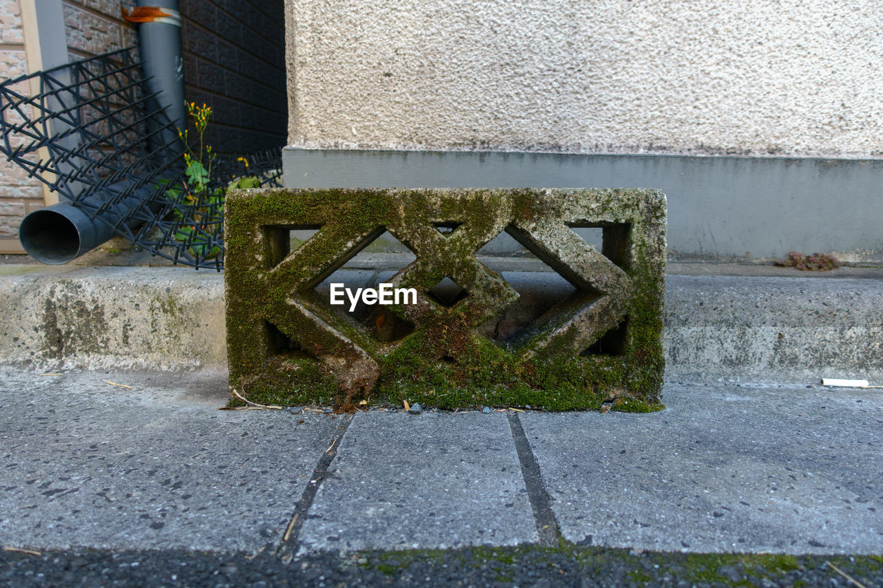 CLOSE-UP OF BUILT STRUCTURE WITH WATER