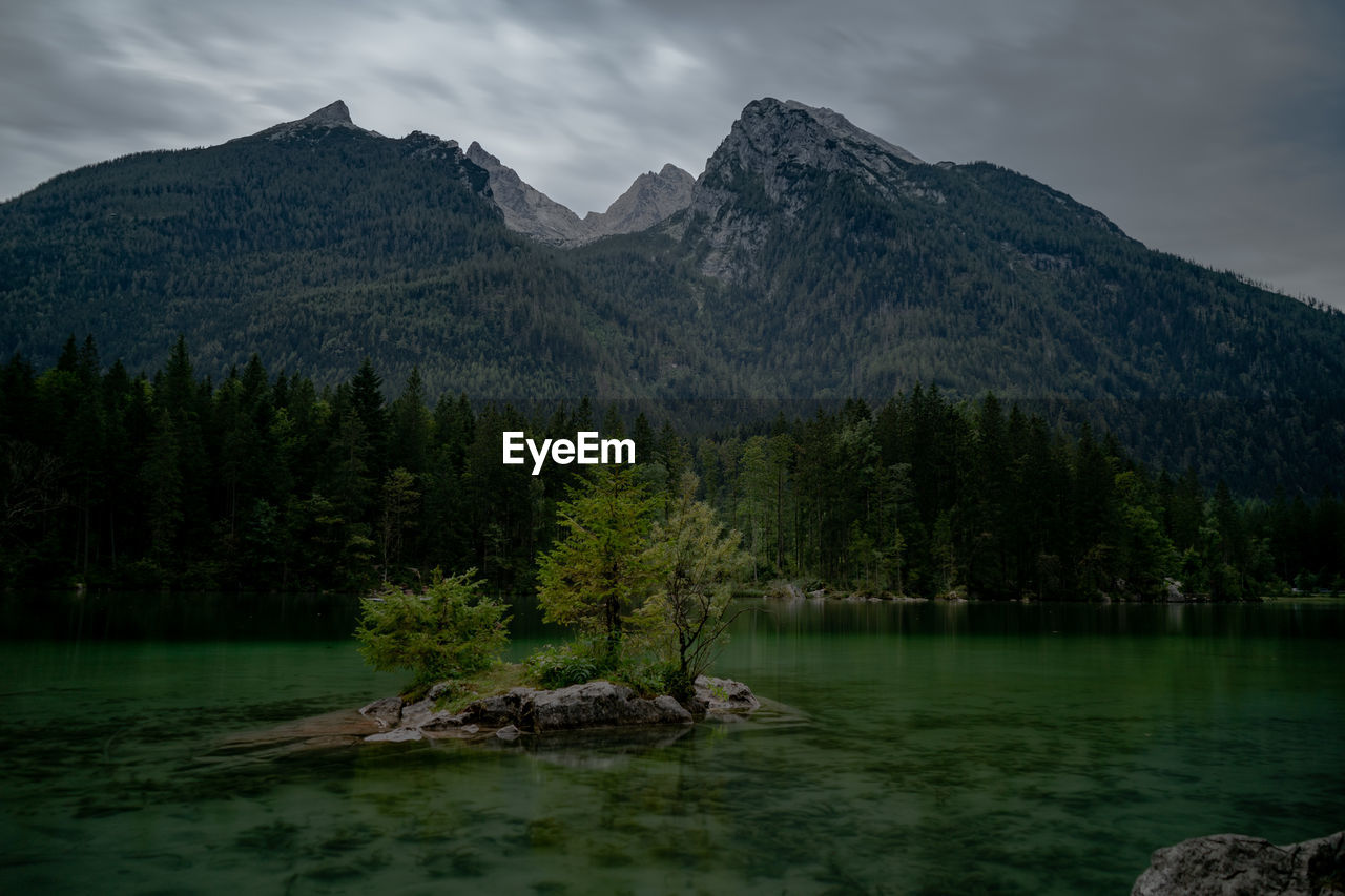 SCENIC VIEW OF LAKE AGAINST MOUNTAINS