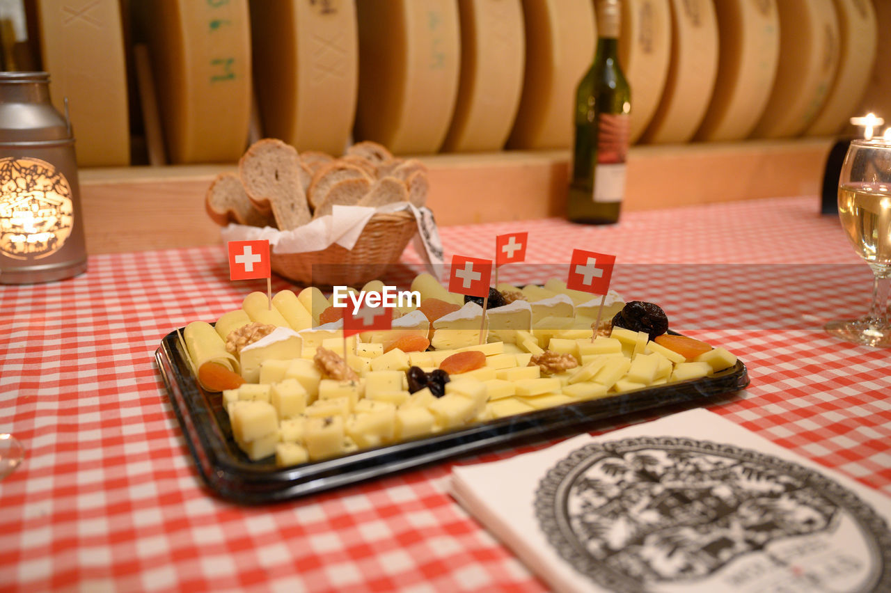 HIGH ANGLE VIEW OF CAKE ON PLATE
