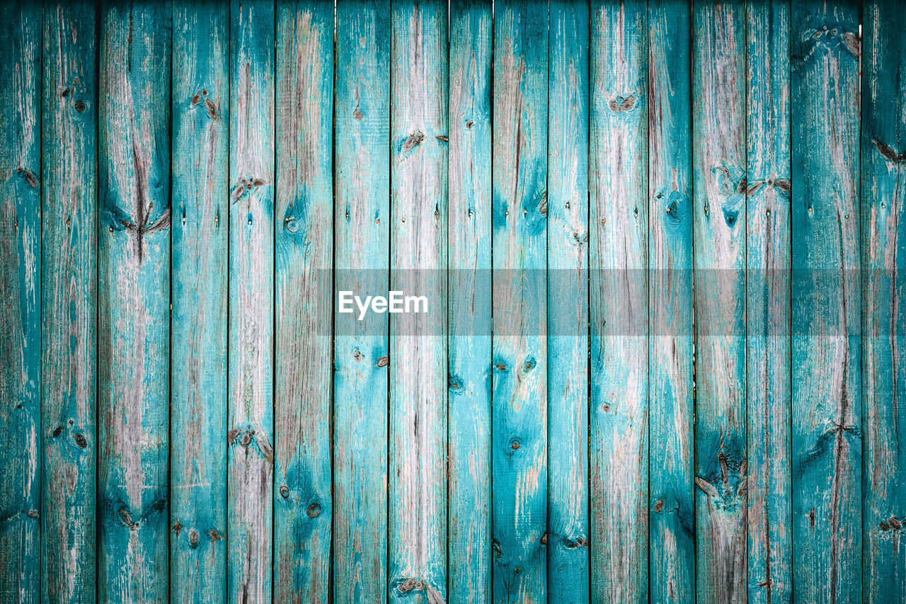 FULL FRAME SHOT OF WEATHERED WOODEN WALL