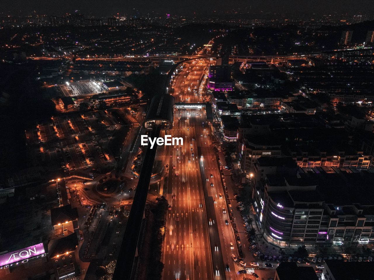 HIGH ANGLE VIEW OF ILLUMINATED CITYSCAPE AT NIGHT