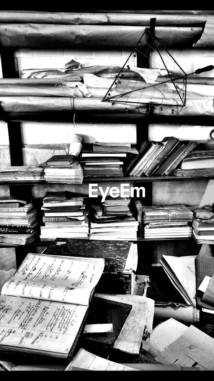 FULL FRAME SHOT OF BOOKS IN SHELF