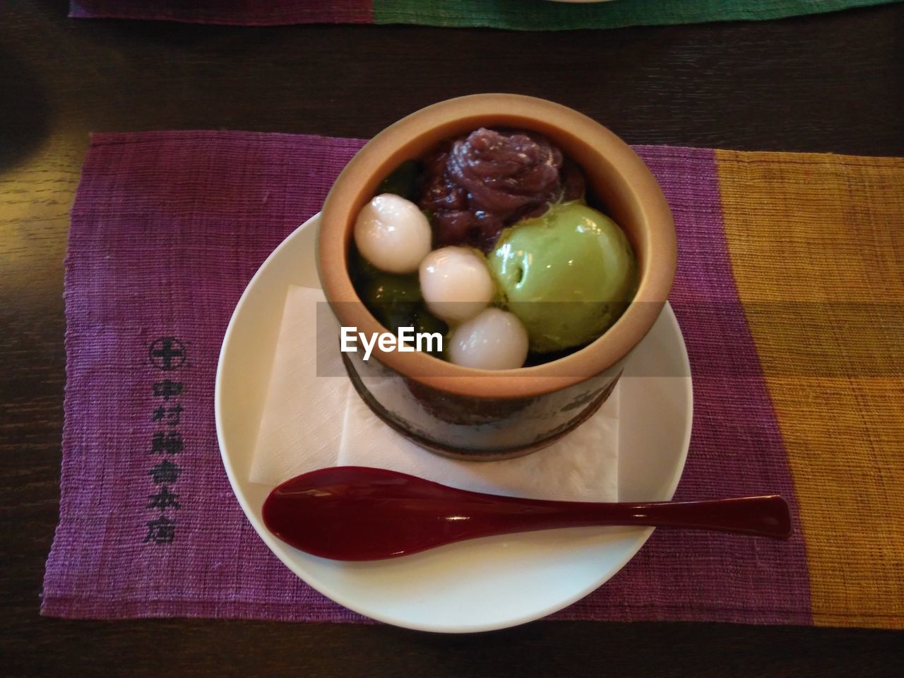 HIGH ANGLE VIEW OF SOUP IN BOWL