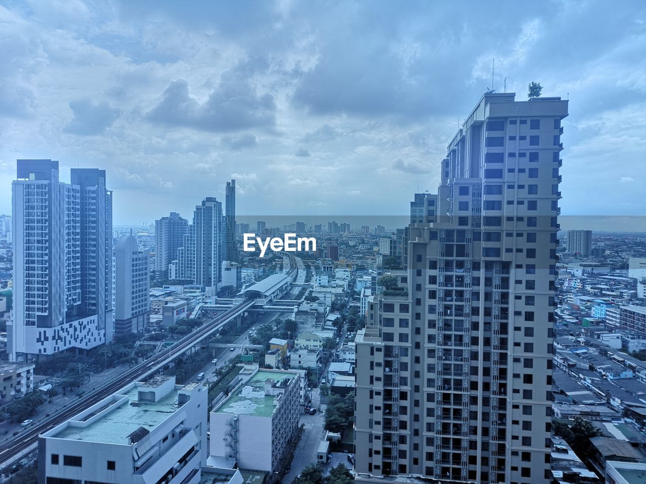 HIGH ANGLE VIEW OF BUILDINGS AGAINST SKY