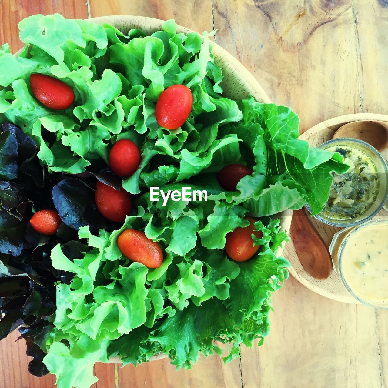 Green leaf and cherry tomatoes in salad bowl