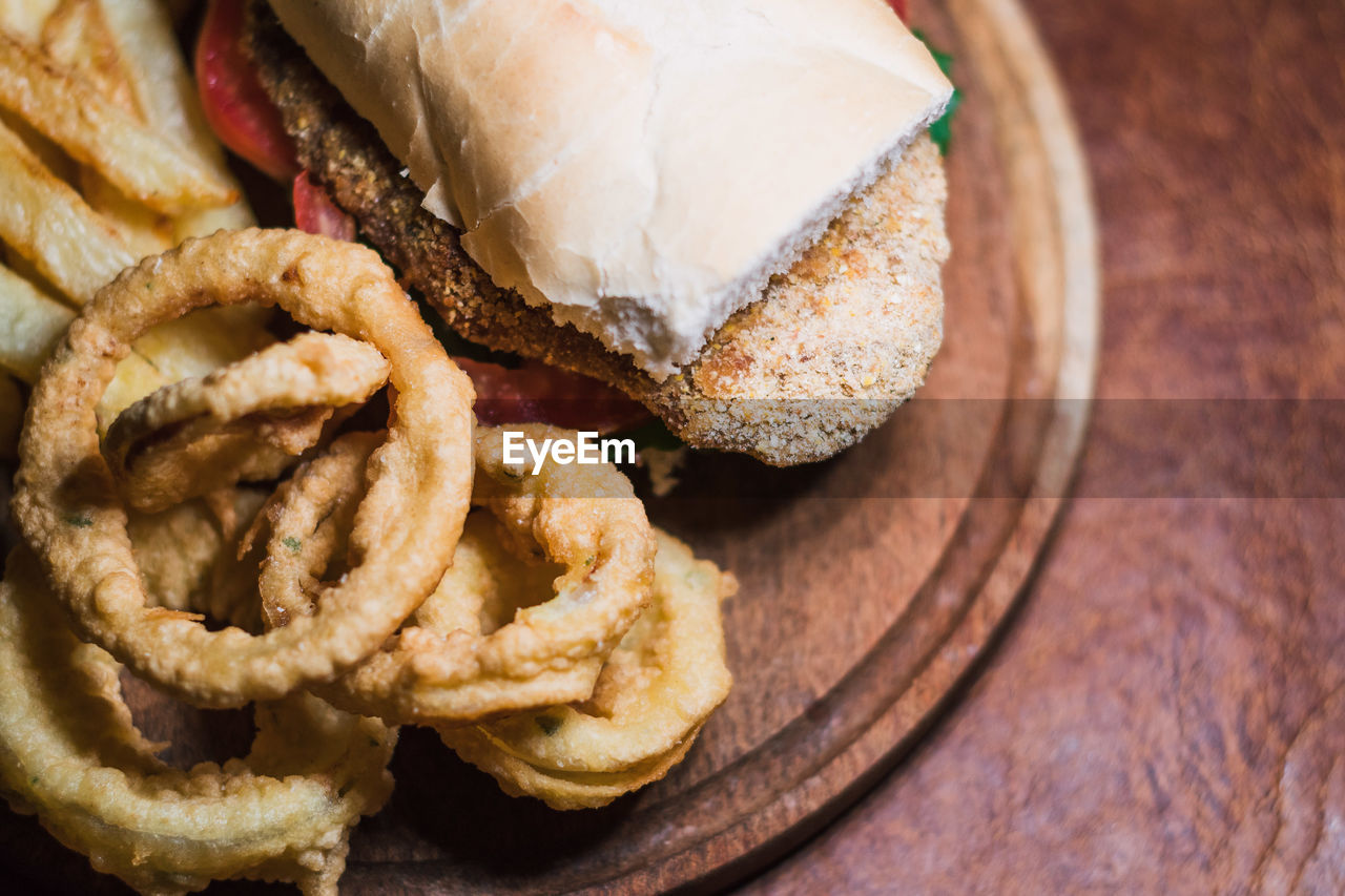 HIGH ANGLE VIEW OF BREAD IN PLATE