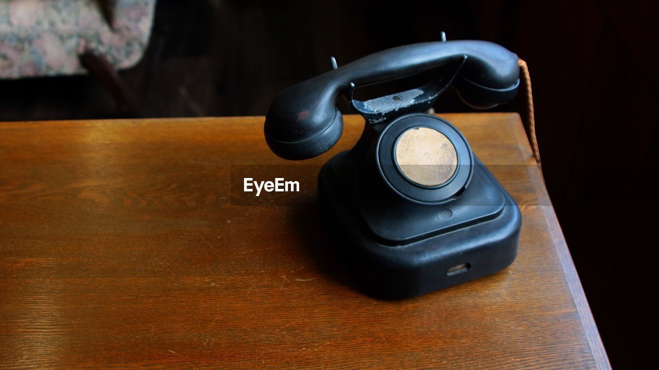 HIGH ANGLE VIEW OF OLD TELEPHONE ON TABLE