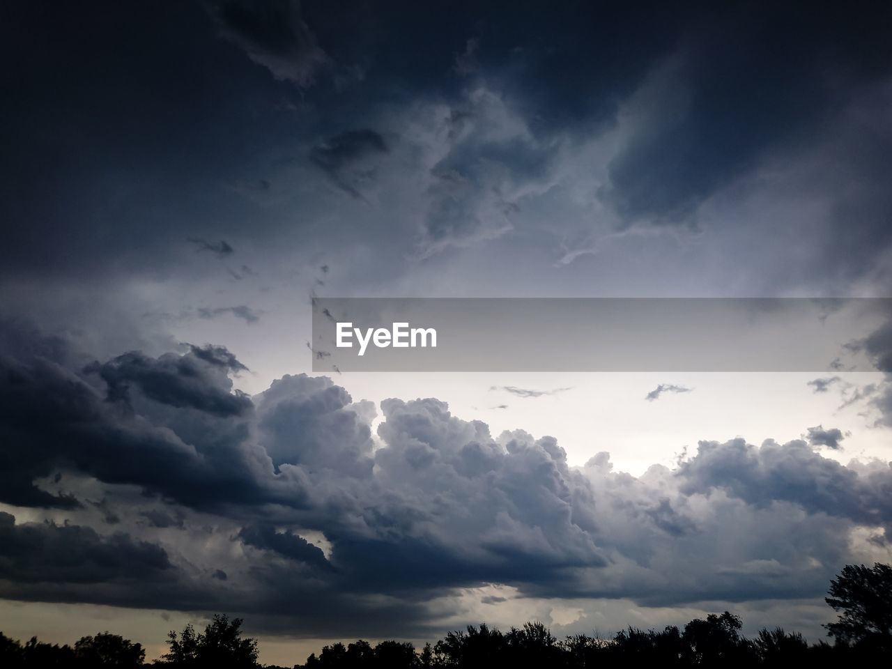 LOW ANGLE VIEW OF CLOUDY SKY DURING SUNSET