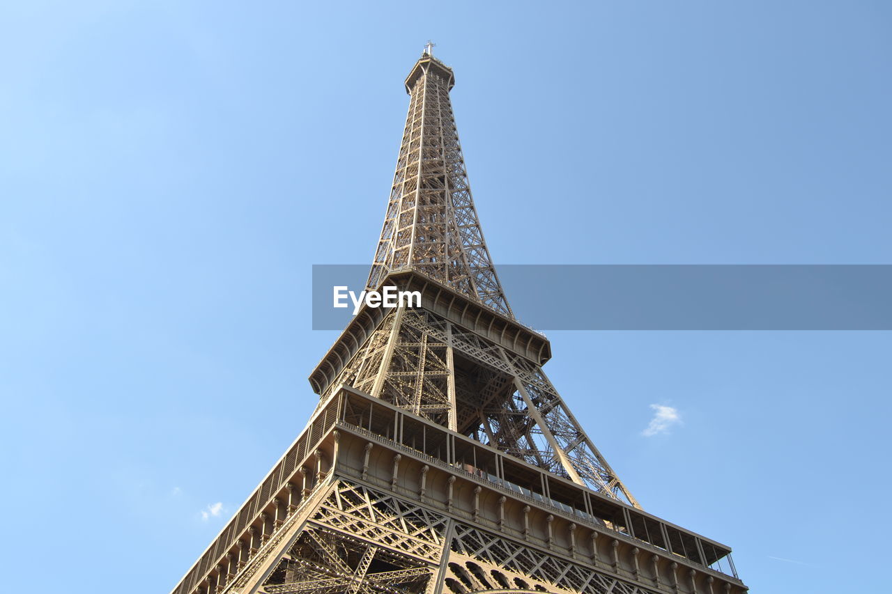 LOW ANGLE VIEW OF TOWER OF BUILDING