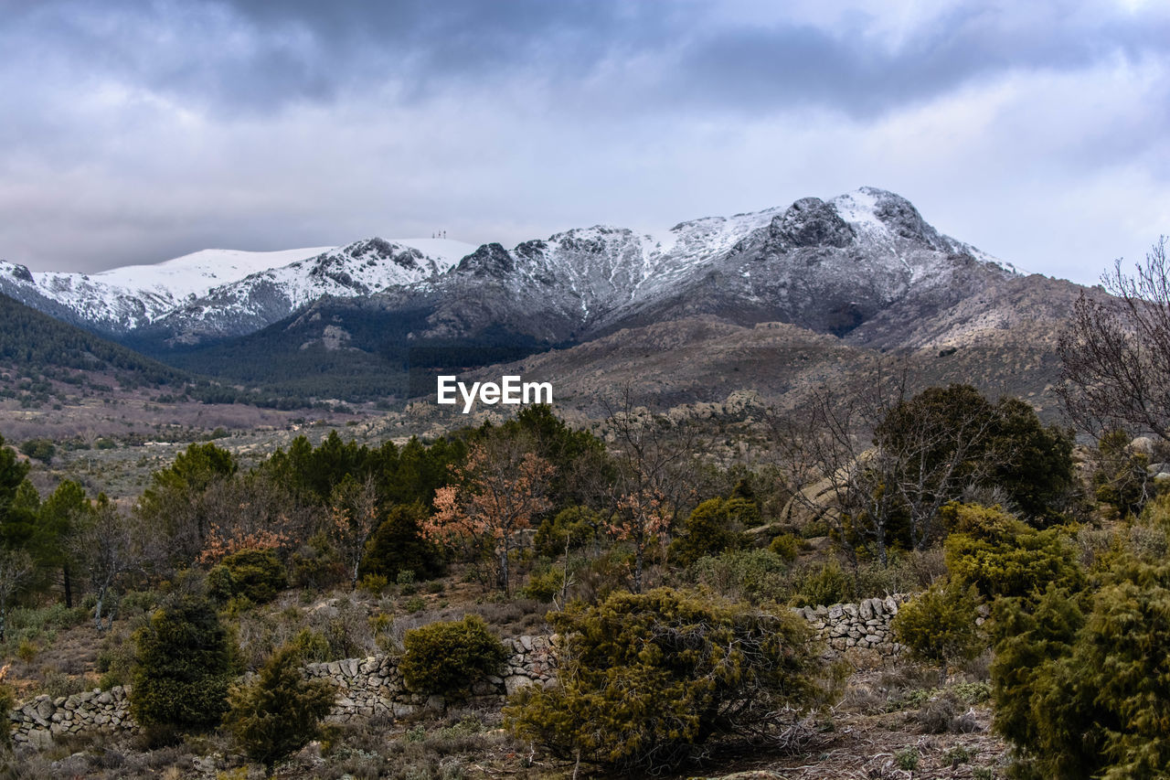 SCENIC VIEW OF MOUNTAIN RANGE AGAINST SKY