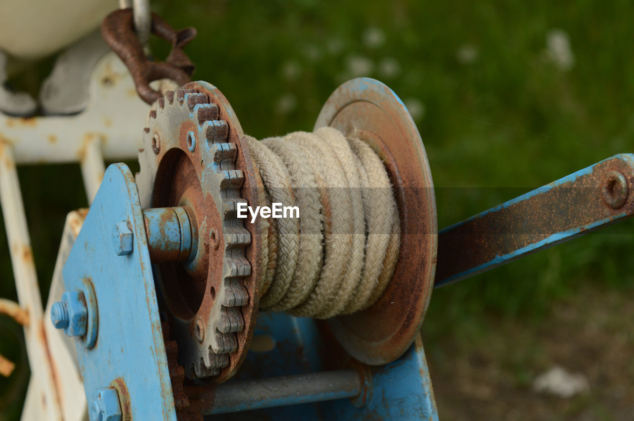 CLOSE-UP OF OLD RUSTY MACHINE