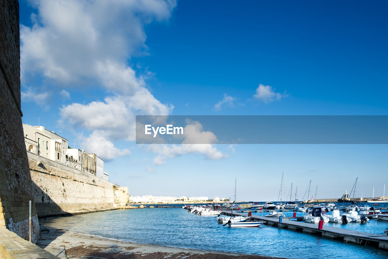 BOATS IN SEA AGAINST SKY