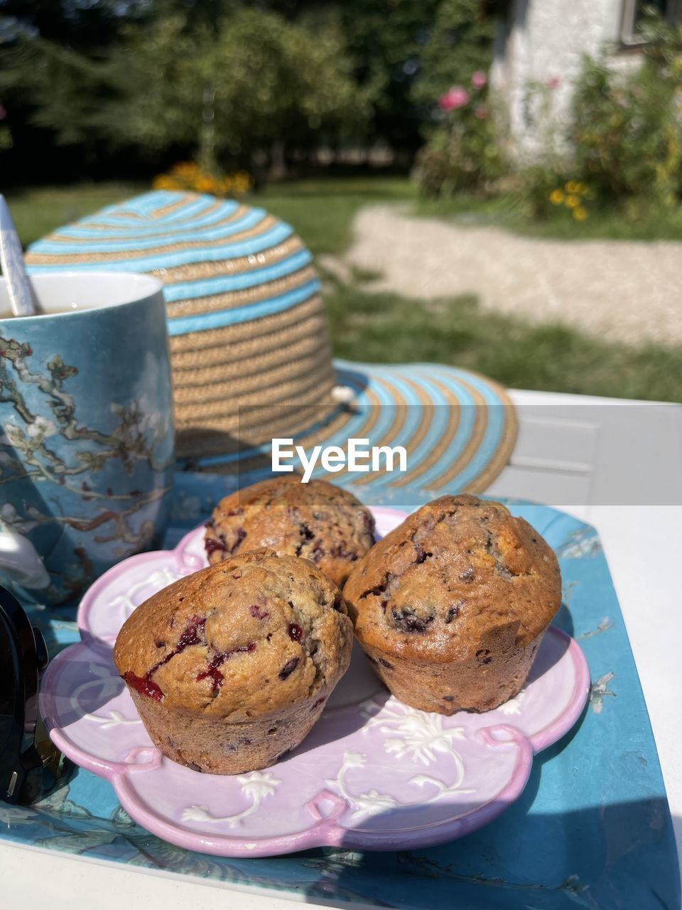 CLOSE-UP OF COOKIES