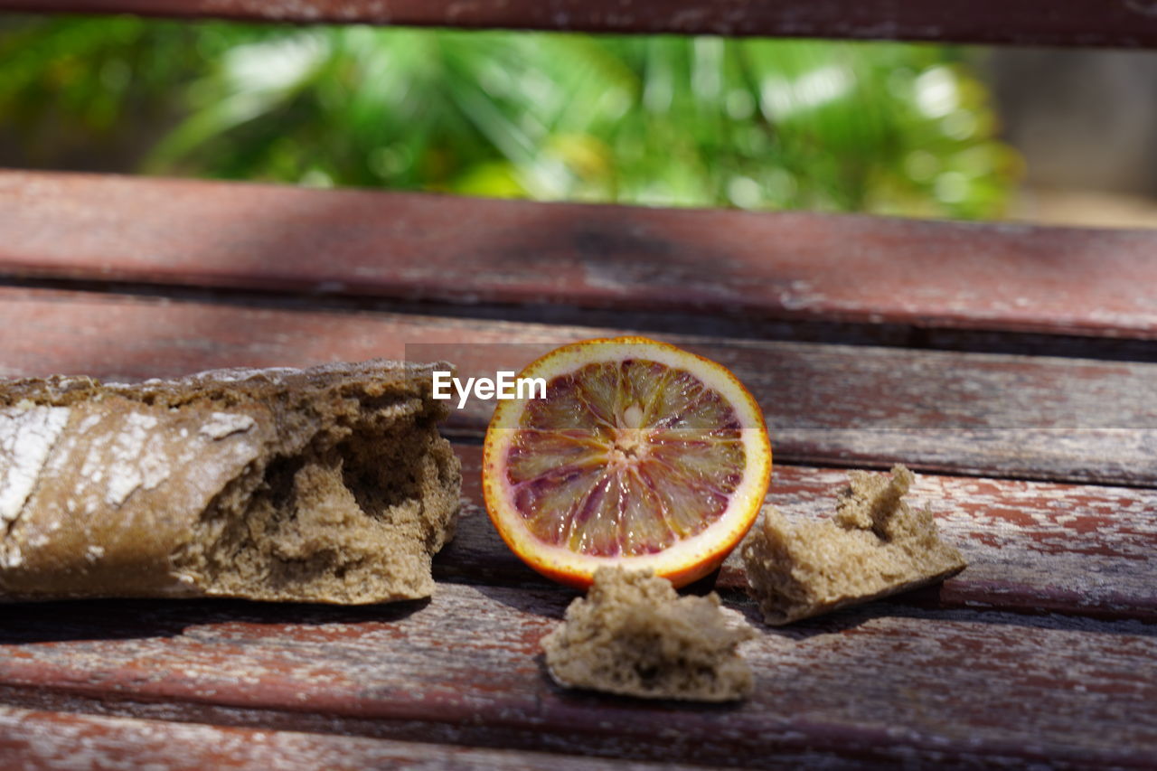 CLOSE-UP OF ORANGE SLICES ON CUTTING BOARD