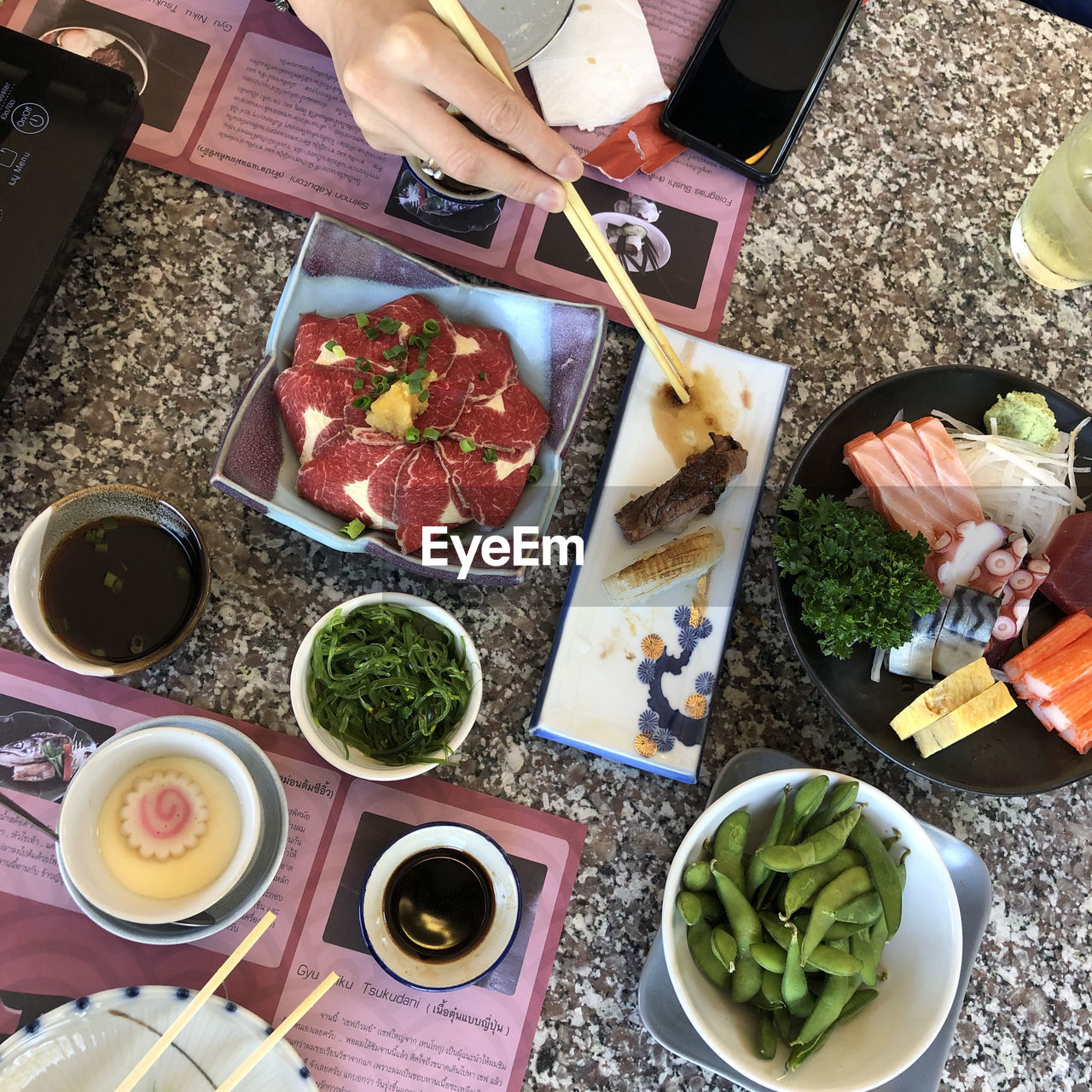 HIGH ANGLE VIEW OF FOOD IN PLATE