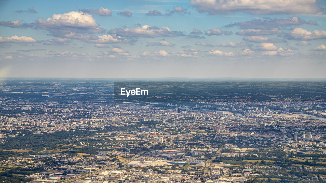 AERIAL VIEW OF CITYSCAPE AGAINST SKY