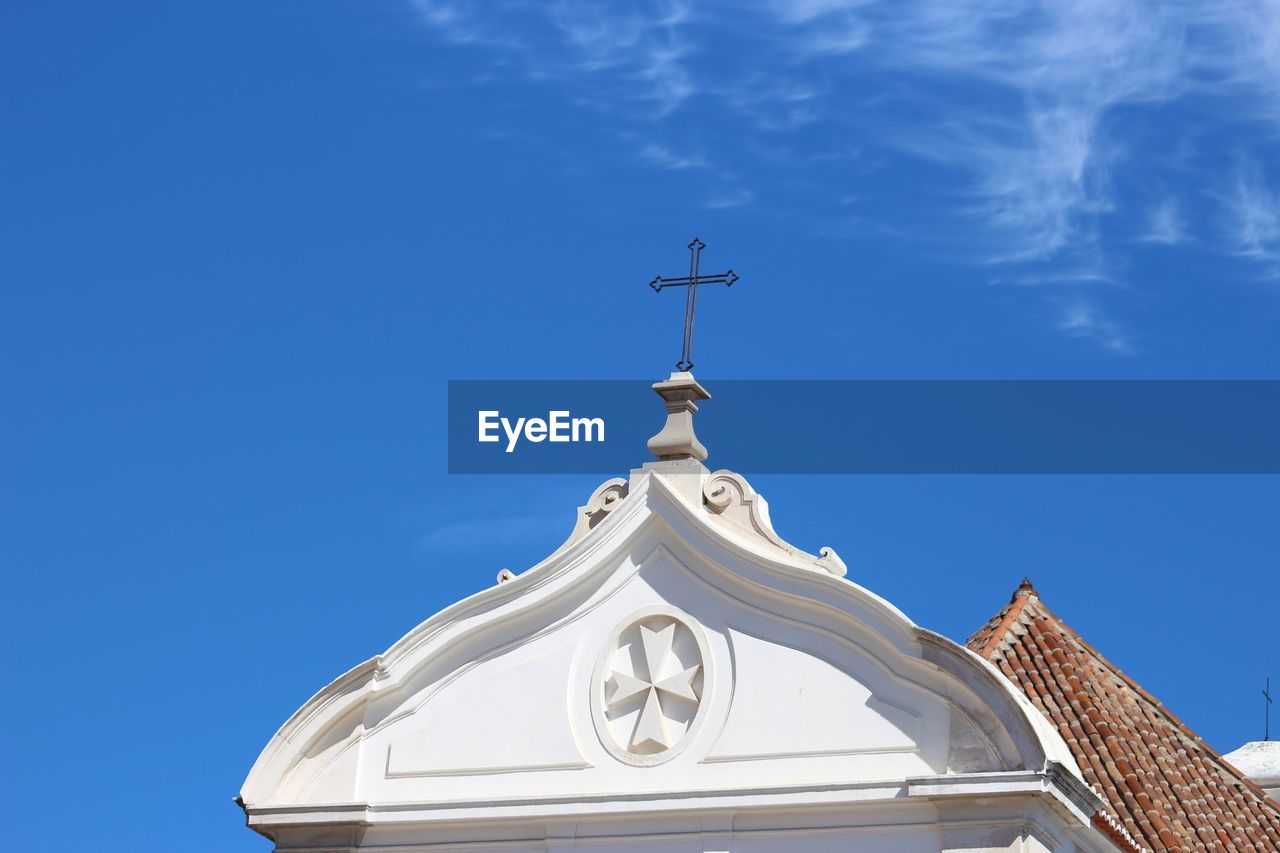 LOW ANGLE VIEW OF A BUILDING AGAINST SKY