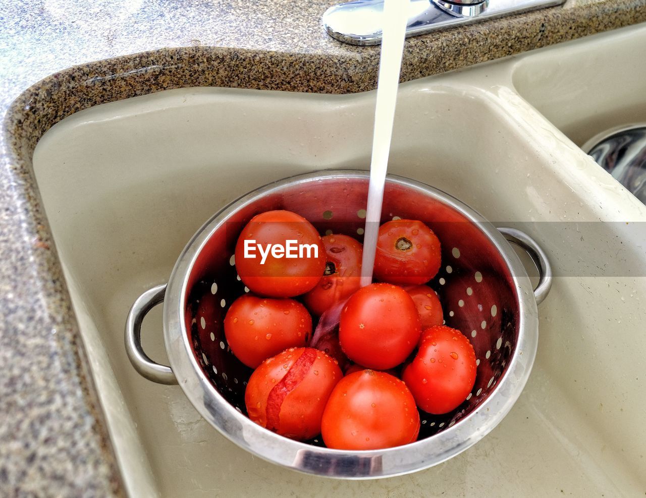 HIGH ANGLE VIEW OF FRUITS IN BOWL