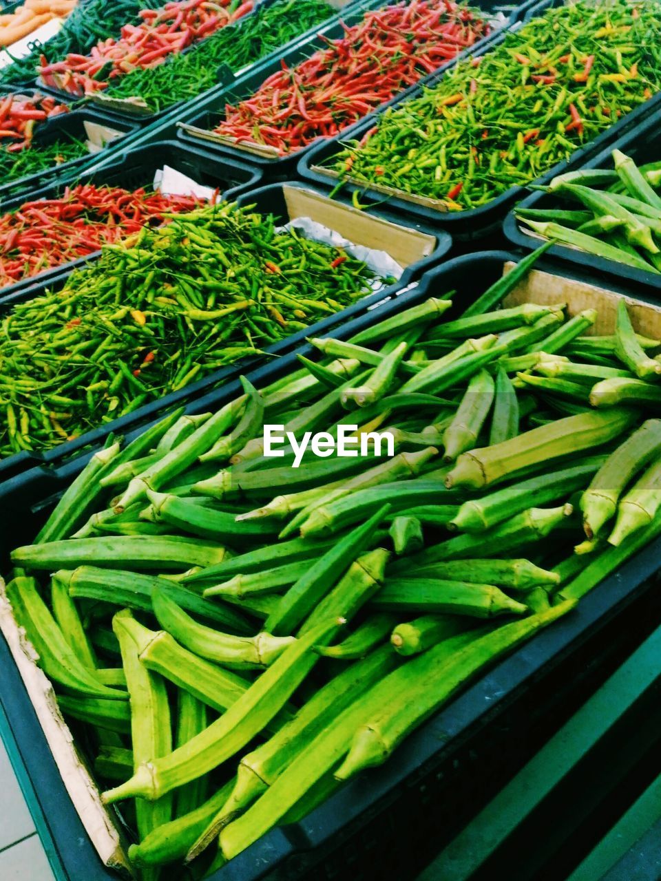 HIGH ANGLE VIEW OF VEGETABLES IN MARKET STALL