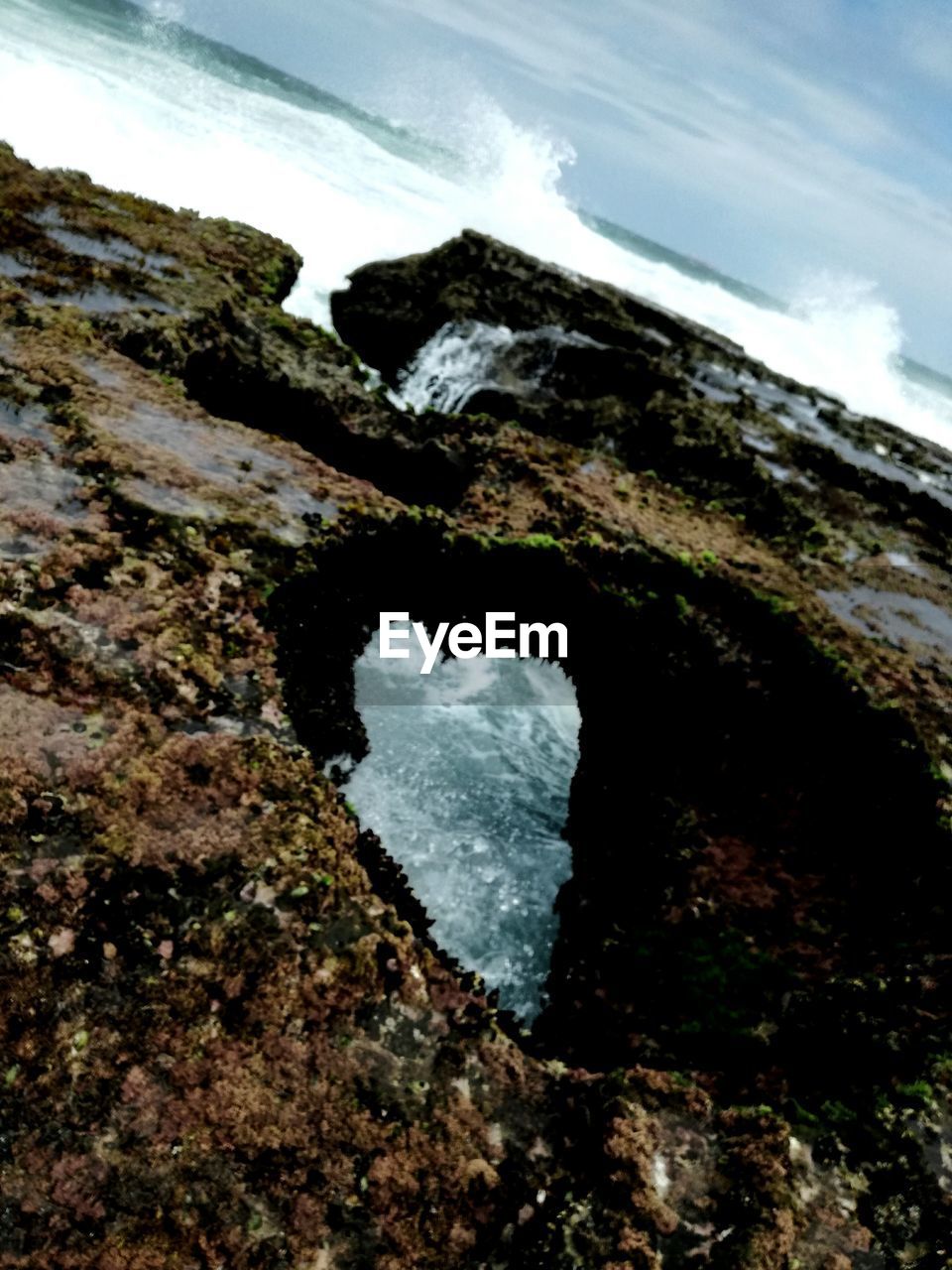 CLOSE-UP OF ROCK IN SEA