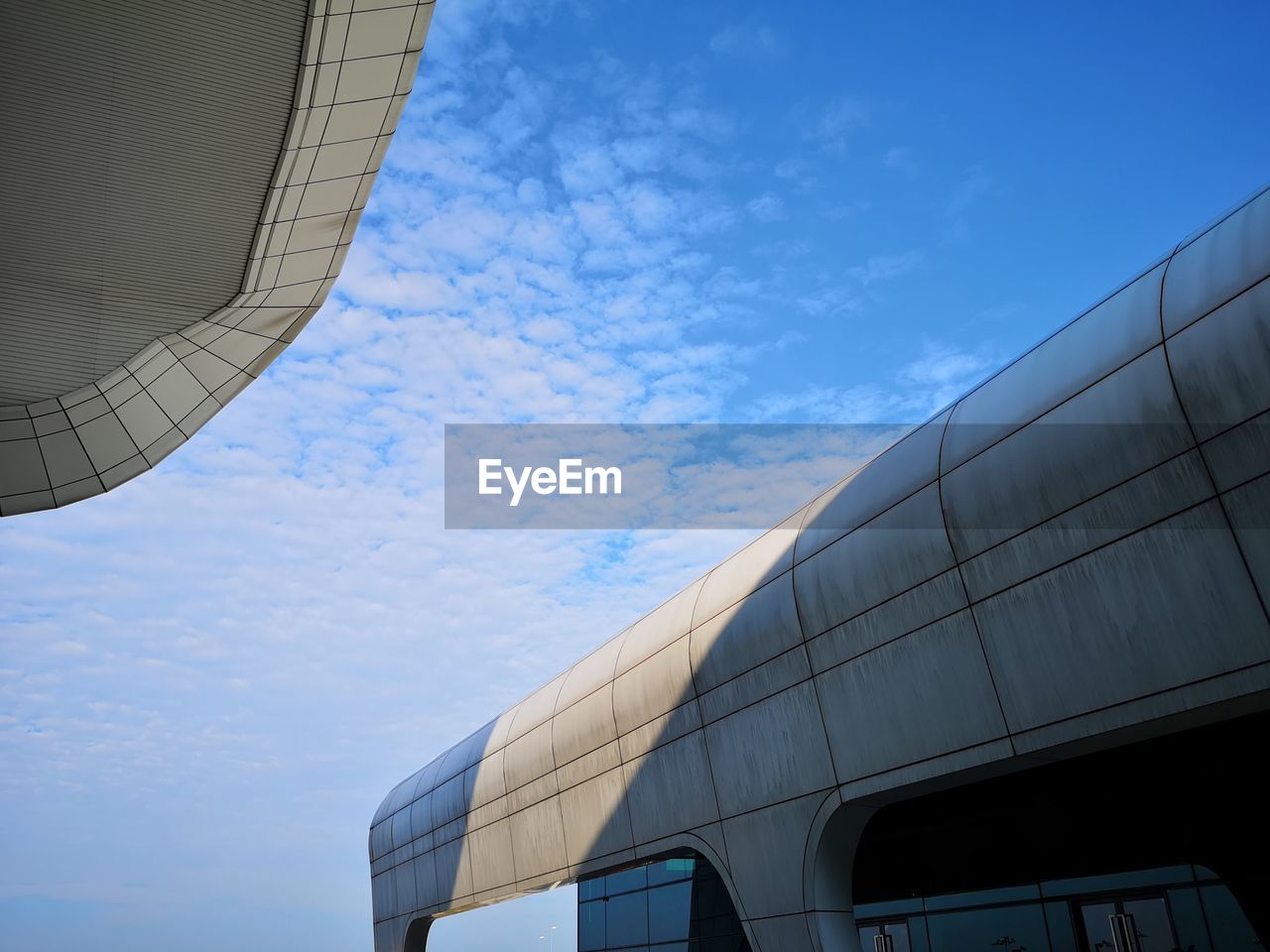 LOW ANGLE VIEW OF BUILDINGS AGAINST SKY