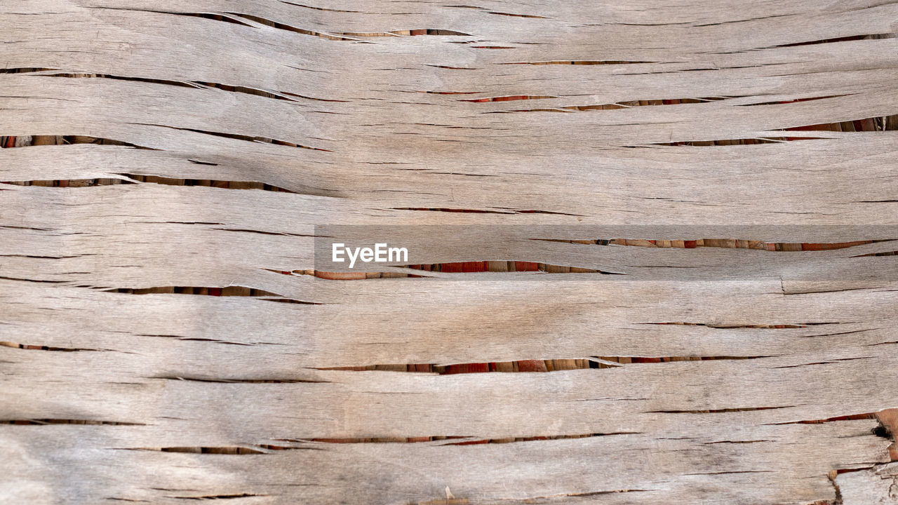 FULL FRAME SHOT OF CRACKED WALL