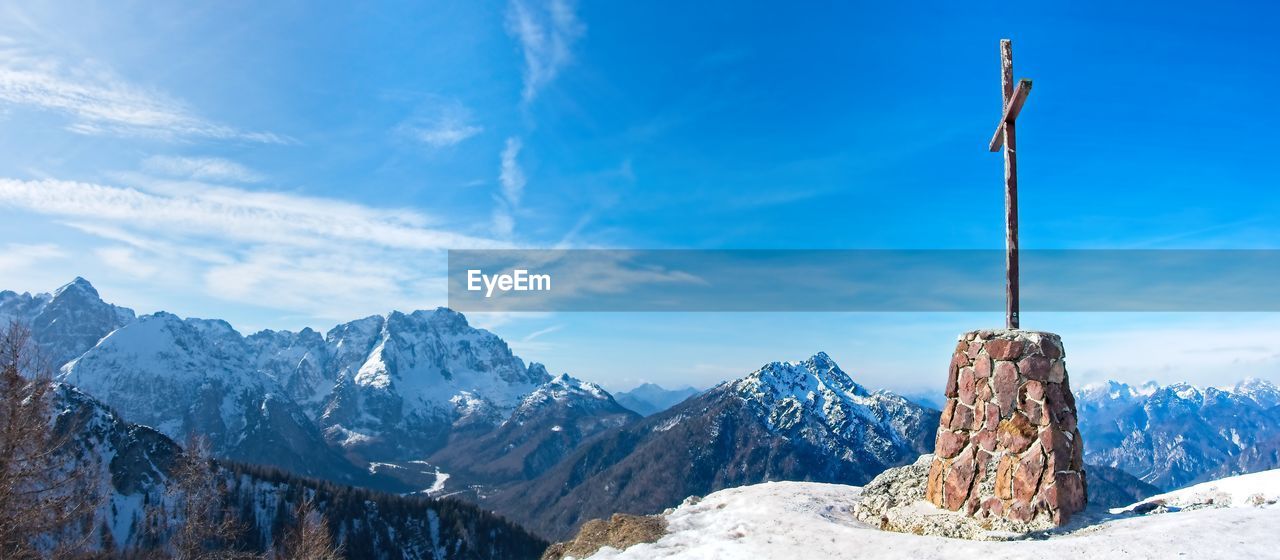 PANORAMIC VIEW OF SNOWCAPPED MOUNTAINS AGAINST SKY