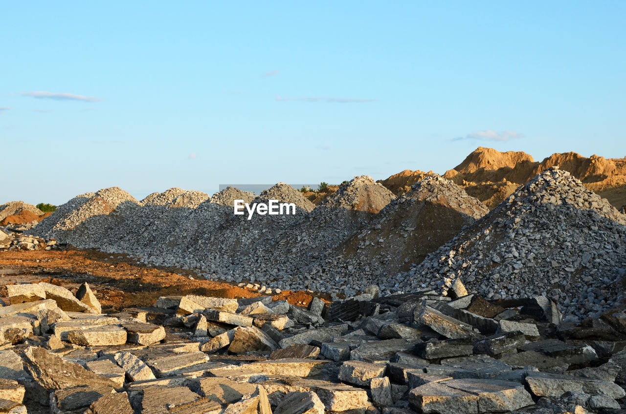 ROCKS ON MOUNTAIN AGAINST CLEAR SKY