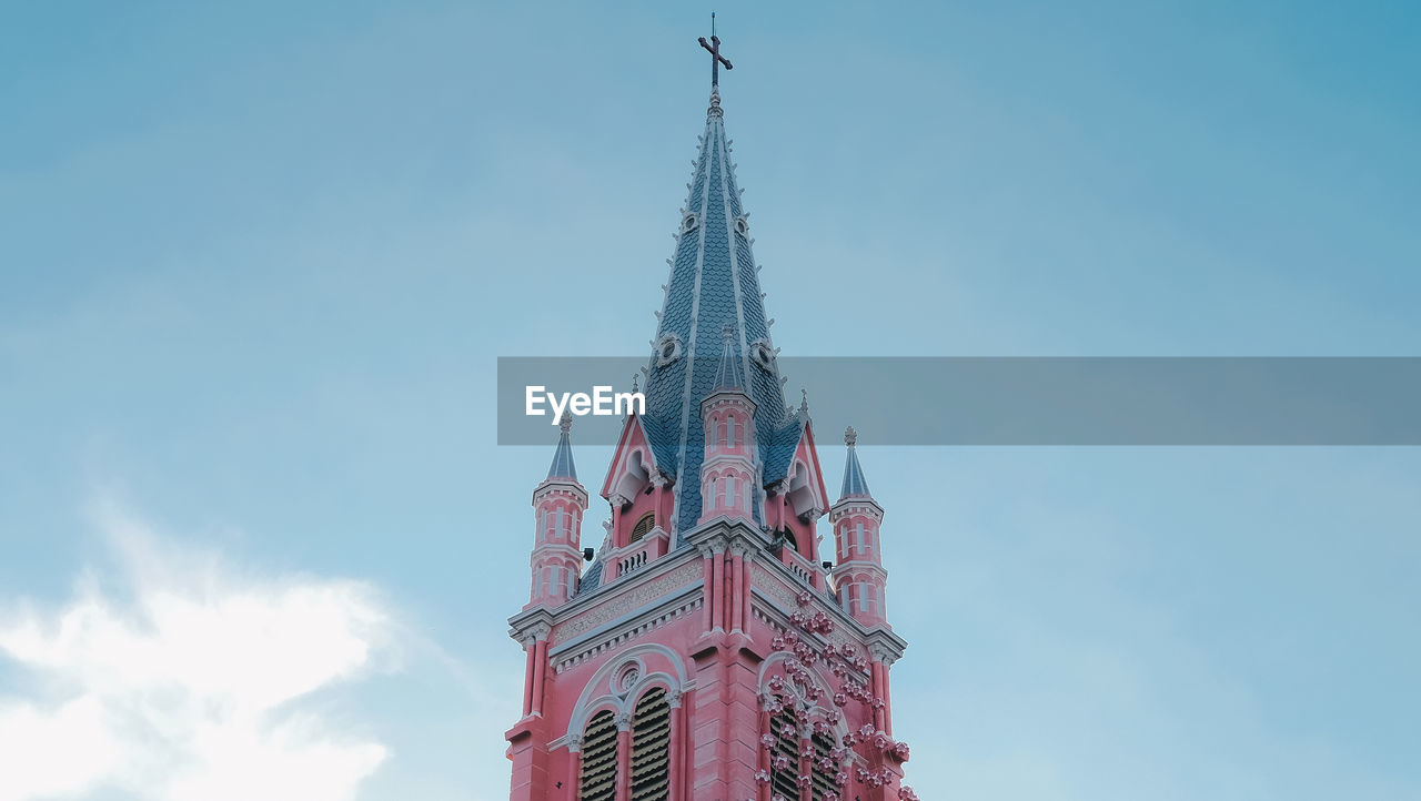 LOW ANGLE VIEW OF A BUILDING