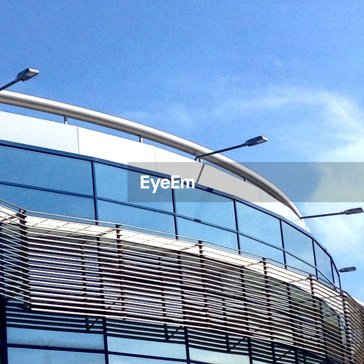 LOW ANGLE VIEW OF MODERN BUILDING AGAINST SKY