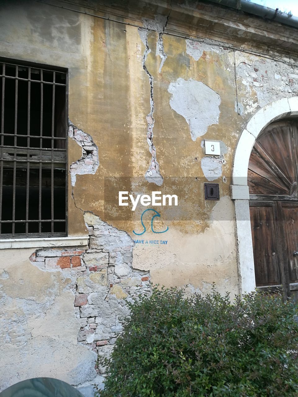 VIEW OF WINDOW ON BUILDING