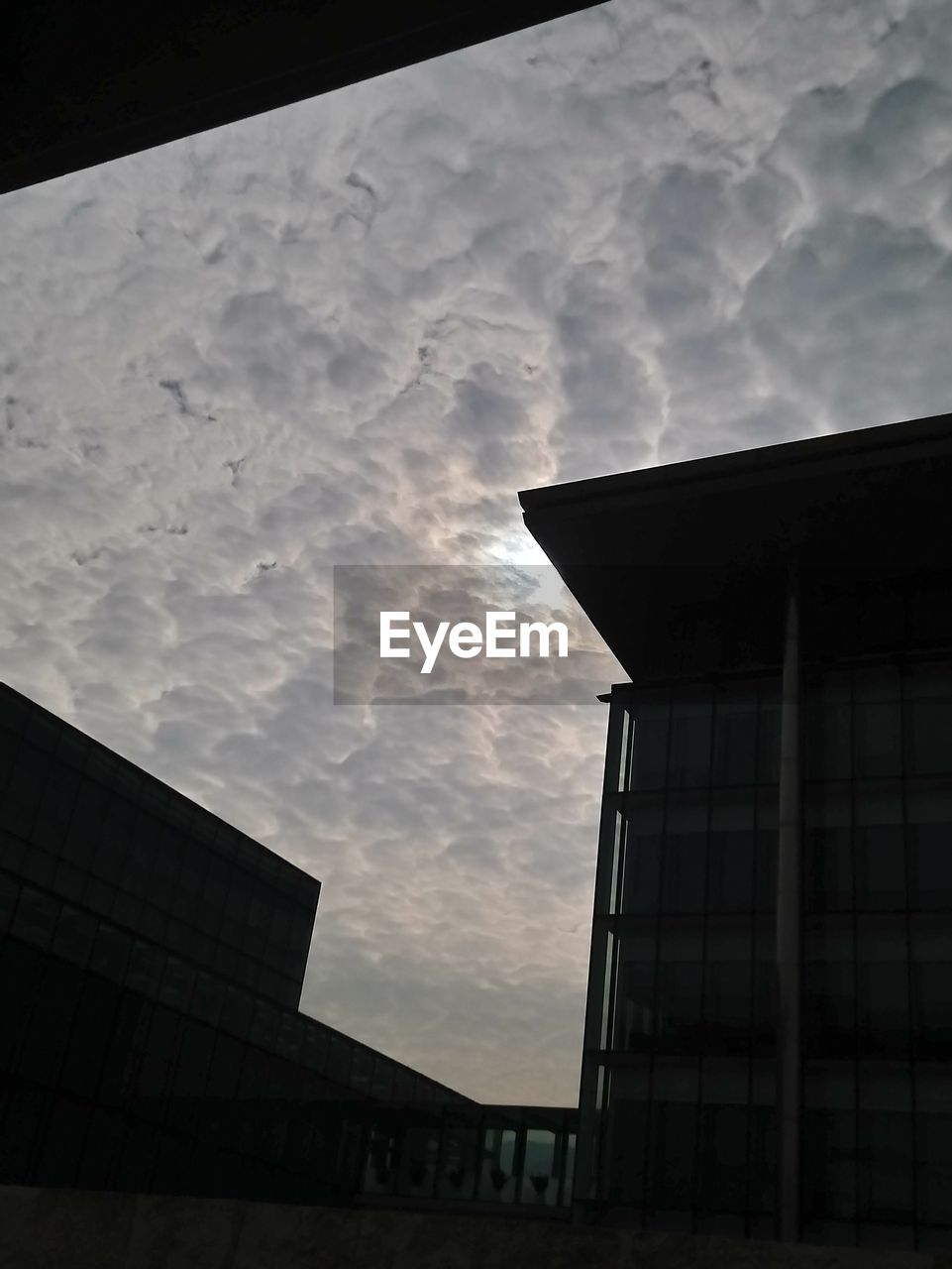 LOW ANGLE VIEW OF SILHOUETTE BUILDINGS AGAINST SKY