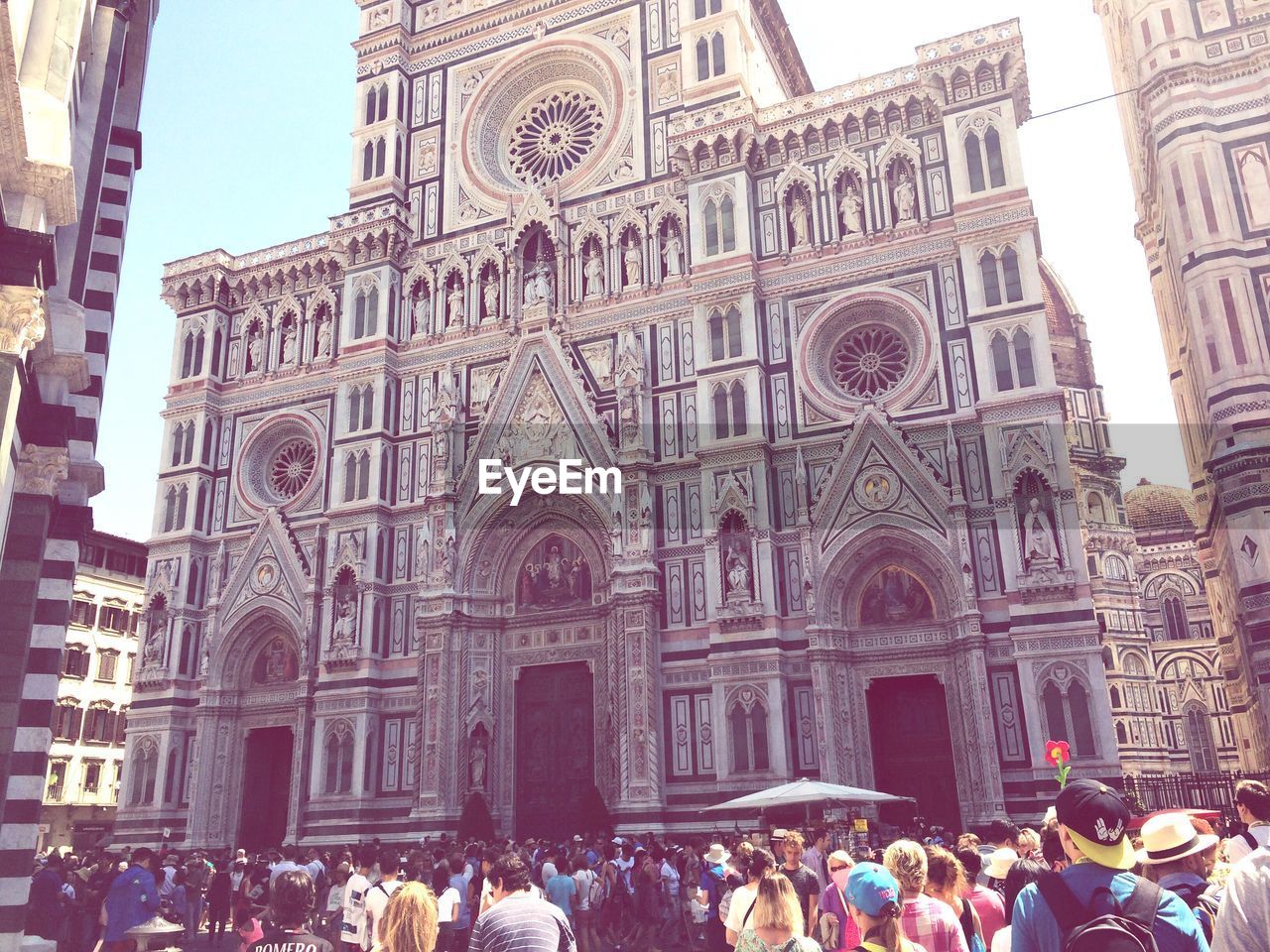 LOW ANGLE VIEW OF HISTORICAL BUILDING IN CITY