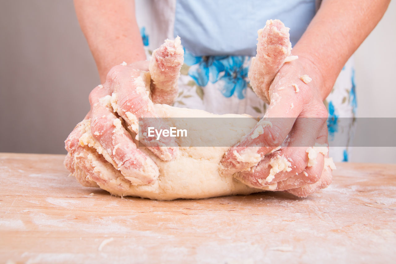 CLOSE-UP OF MAN PREPARING FOOD