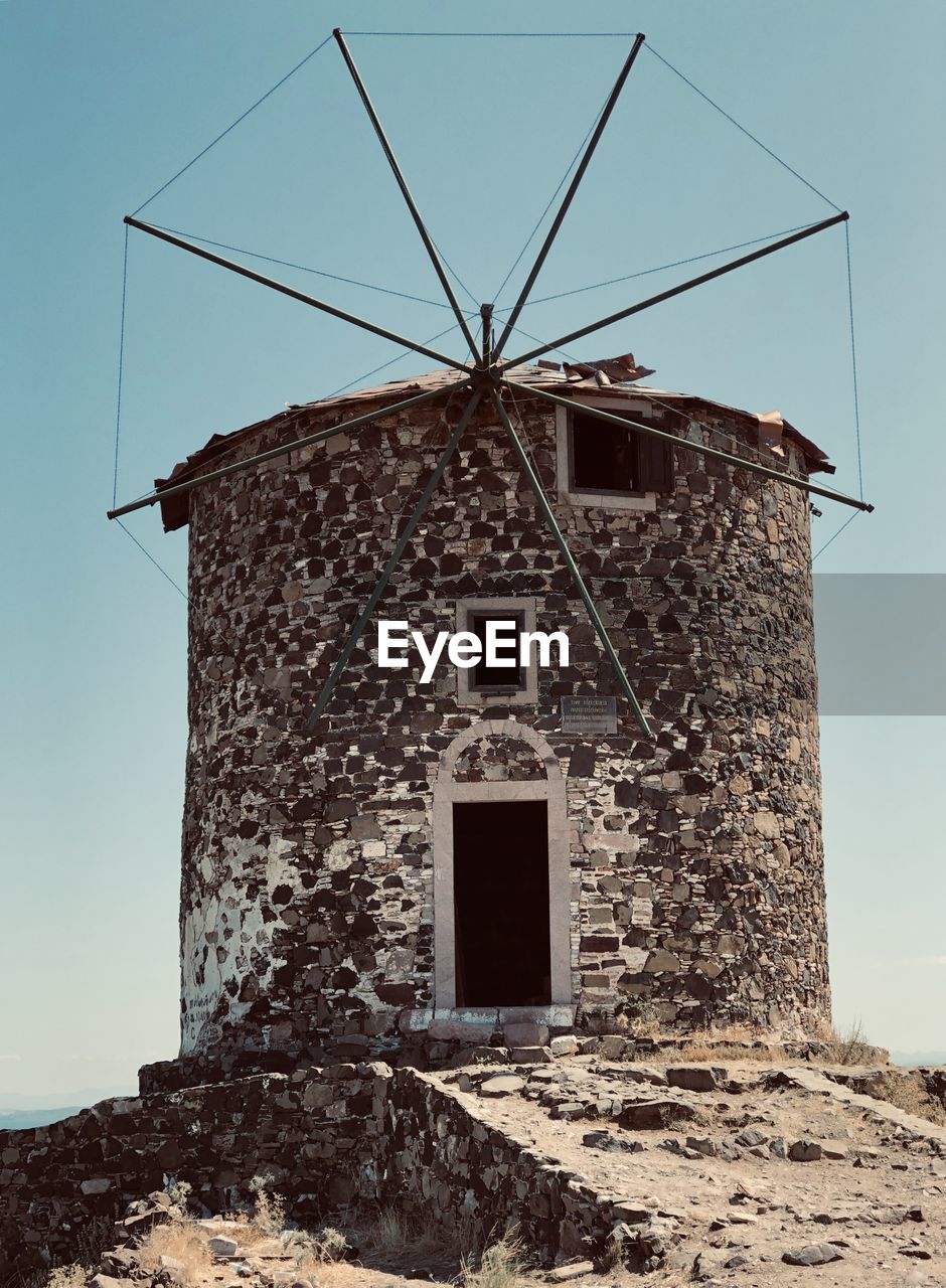 LOW ANGLE VIEW OF OLD HOUSE AGAINST SKY